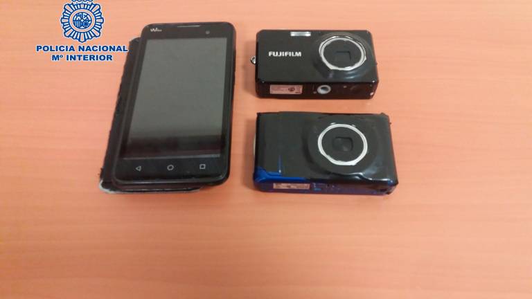 Detenido por fotografiar a las chicas por debajo de la falda Detenido por fotografiar a las chicas por debajo de la falda
