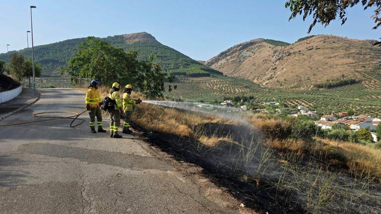 Controlado un incendio en Jamilena próximo al núcleo urbano Controlado un incendio en Jamilena próximo al núcleo urbano