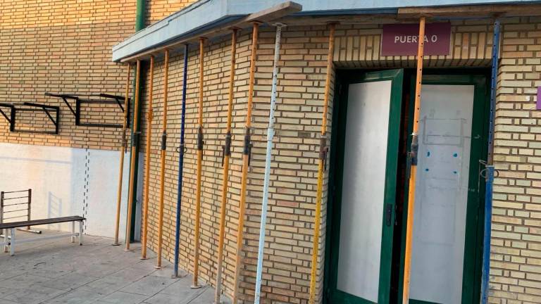 Cerrado el pabellón de La Salobreja por el preocupante desplazamiento de un muro Cerrado el pabellón de La Salobreja por el preocupante desplazamiento de un muro