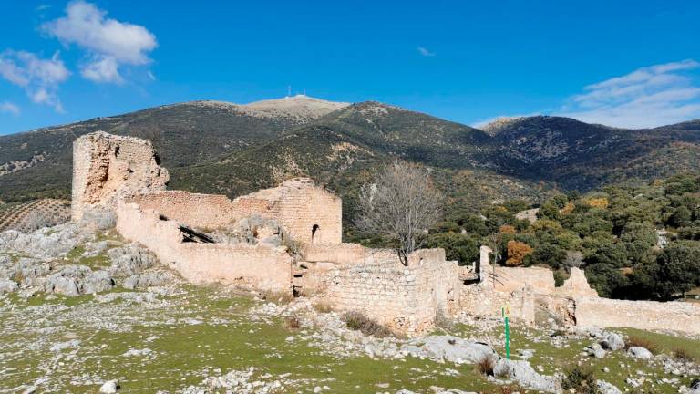 La Consejería de Cultura inicia un estudio arqueológico del Castillo de Mata-Bejid, en Cambil La Consejería de Cultura inicia un estudio arqueológico del Castillo de Mata-Bejid, en Cambil