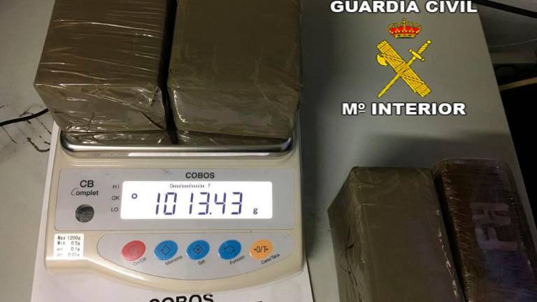 Dos acusados por transportar hachís oculto en la rueda de repuesto Dos acusados por transportar hachís oculto en la rueda de repuesto
