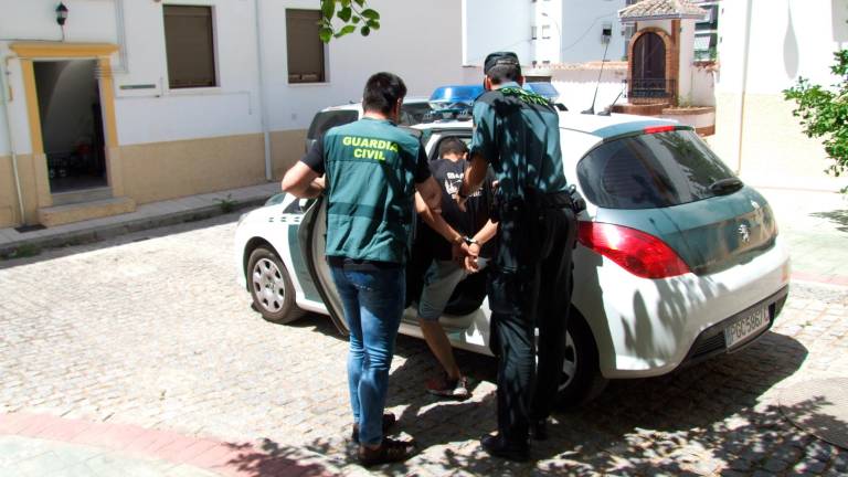 La Guardia Civil detiene a dos personas por un delito continuado de robo con fuerza La Guardia Civil detiene a dos personas por un delito continuado de robo con fuerza