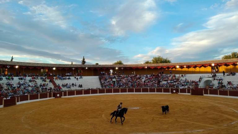 Ovación y espectáculo en el ruedo