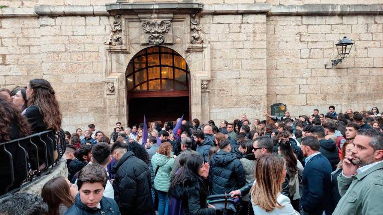 Gente esperando en la plaza de San Bartolomé, a la salida de la Expiración. / Judit Laguna / Diario JAÉN.