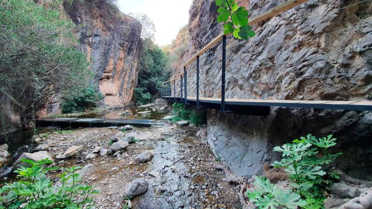 Más de mil visitantes en la nueva pasarela del río Cuadros Más de mil visitantes en la nueva pasarela del río Cuadros
