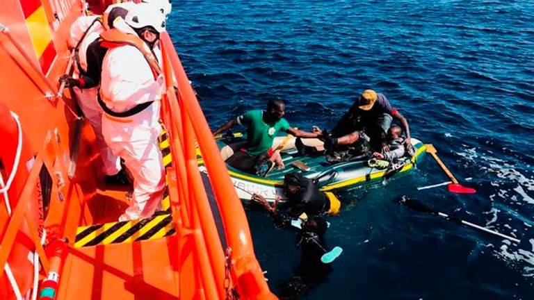 Un cadáver, 20 de niños y casi 700 adultos en 13 pateras Un cadáver, 20 de niños y casi 700 adultos en 13 pateras