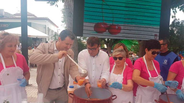 La cereza vuelve a triunfar en su gran fiesta castillera La cereza vuelve a triunfar en su gran fiesta castillera