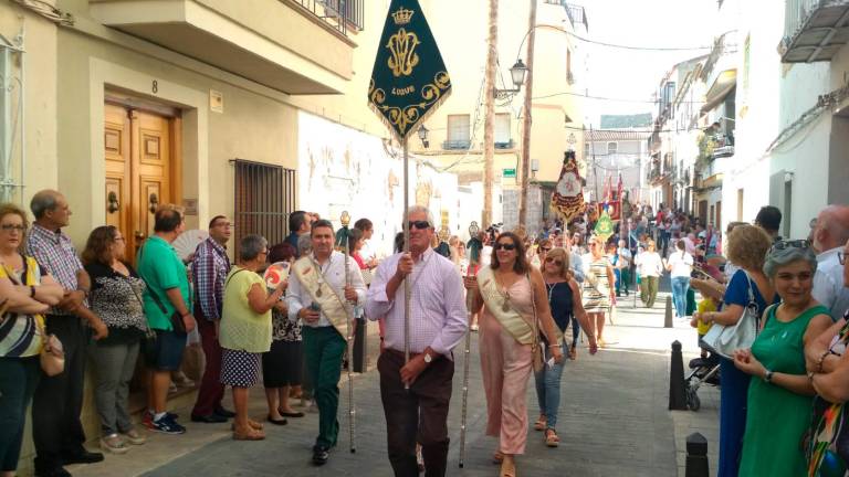 La rosa abrileña bendice las calles La rosa abrileña bendice las calles
