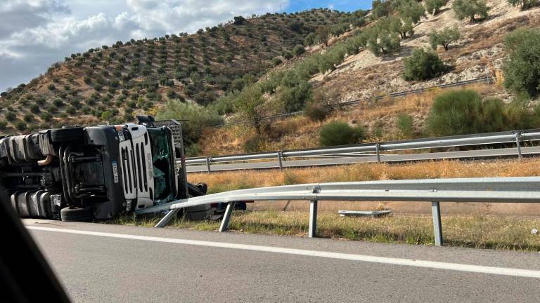 Accidente en la A-44 por el vuelco de un camión cargado de coches con un herido Accidente en la A-44 por el vuelco de un camión cargado de coches con un herido