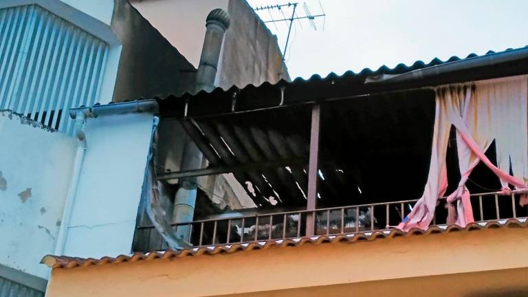 Aparatoso fuego sin víctimas en una vivienda de Alcaudete