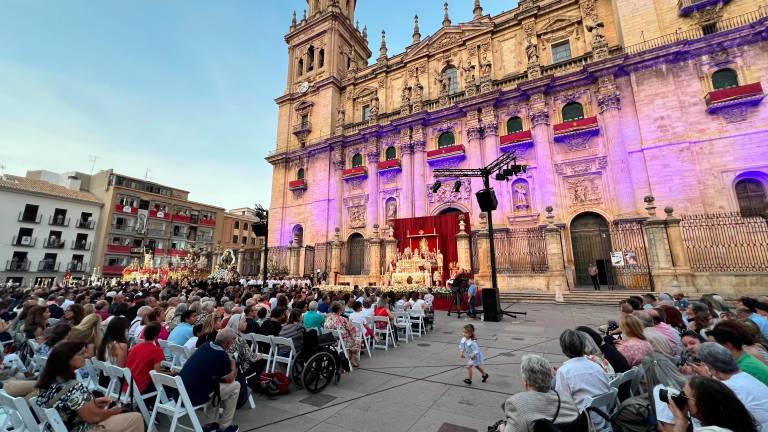 DIRECTO: Los Misterios Dolorosos se detienen en la Catedral DIRECTO: Los Misterios Dolorosos se detienen en la Catedral