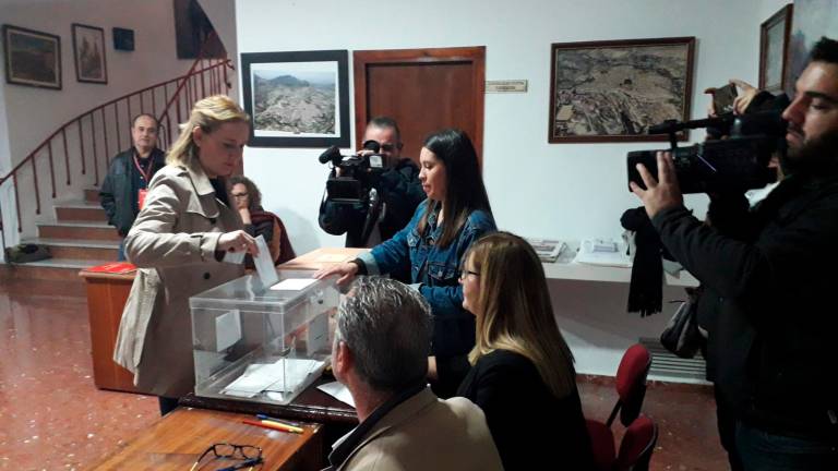 Marián Adán, de Cs, acude a votar a Quesada Marián Adán, de Cs, acude a votar a Quesada
