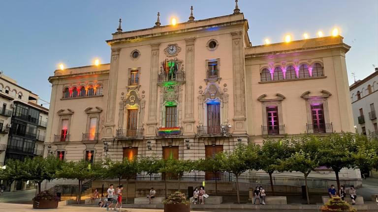 El Ayuntamiento de Jaén, iluminado con la “arcoiris” hasta el lunes
