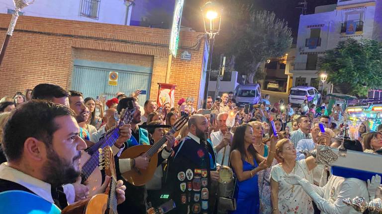 Tunos de Arjona cantan a la Virgen de Cuadros Tunos de Arjona cantan a la Virgen de Cuadros