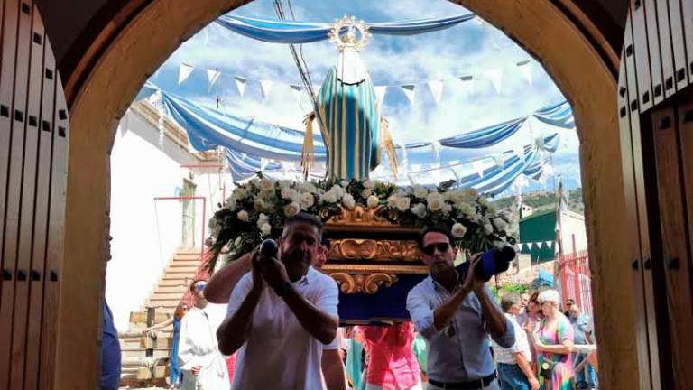 El arco de medio punto de Santa Teresita le hace corona a La Virgen Milagrosa El arco de medio punto de Santa Teresita le hace corona a La Virgen Milagrosa
