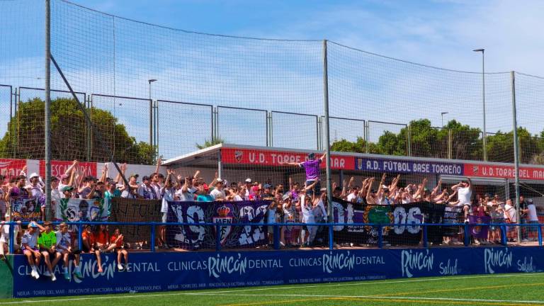 Indignación de la afición del Real Jaén por el trato recibido en el campo del Torre del Mar Indignación de la afición del Real Jaén por el trato recibido en el campo del Torre del Mar