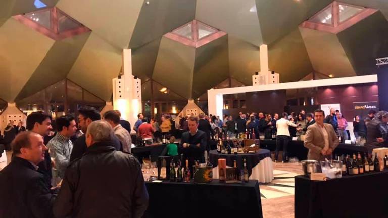 Los amantes del vino se deleitan en el HO Los amantes del vino se deleitan en el HO