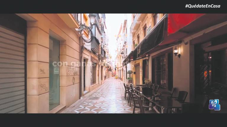 Un brindis por volver pronto a reír en la terraza de un bar Un brindis por volver pronto a reír en la terraza de un bar
