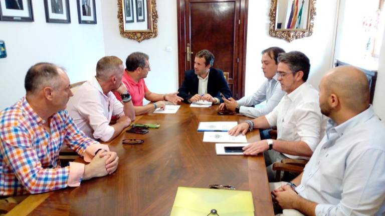 El Ayuntamiento, con la Divina Pastora El Ayuntamiento, con la Divina Pastora