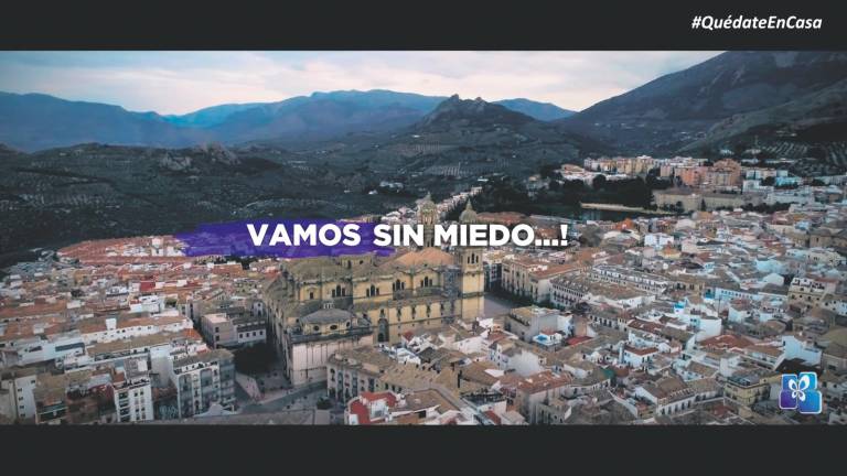 Un brindis por volver pronto a reír en la terraza de un bar Un brindis por volver pronto a reír en la terraza de un bar