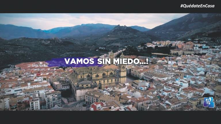 Un brindis por volver pronto a reír en la terraza de un bar