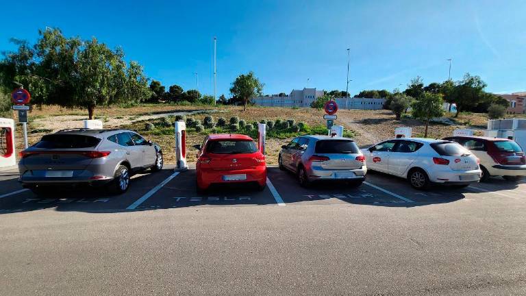 !Ojo, no es un aparcamiento, es un supercargador Tesla para eléctricos en el Polígono Nuevo Jaén! !Ojo, no es un aparcamiento, es un supercargador Tesla para eléctricos en el Polígono Nuevo Jaén!