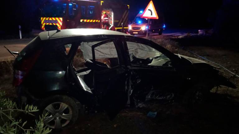 Herido tras salirse su coche de la calzada en Villanueva de la Reina Herido tras salirse su coche de la calzada en Villanueva de la Reina