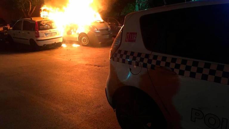 Cuatro vehículos incendiados durante la madrugada en el barrio de La Glorieta Cuatro vehículos incendiados durante la madrugada en el barrio de La Glorieta