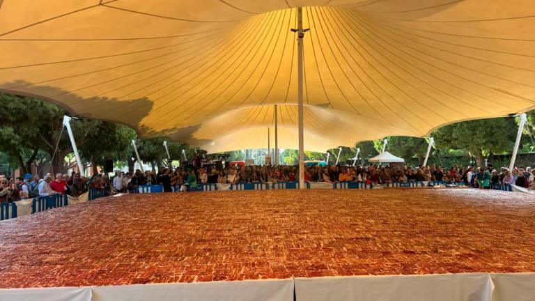 Huelva bate un récord Guiness con el plato de jamón más grande del mundo Huelva bate un récord Guiness con el plato de jamón más grande del mundo