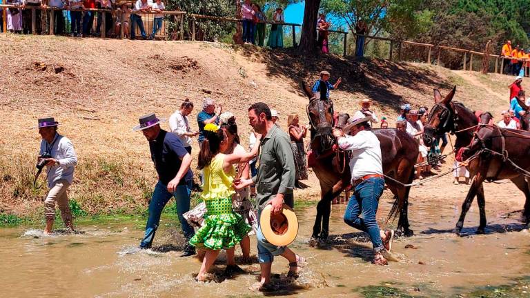 Así vadean el Quema los rocieros jiennenses Así vadean el Quema los rocieros jiennenses