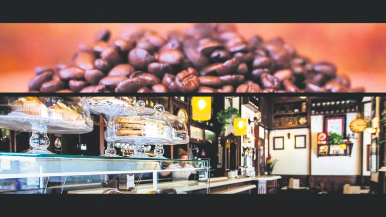 Un brindis por volver pronto a reír en la terraza de un bar Un brindis por volver pronto a reír en la terraza de un bar
