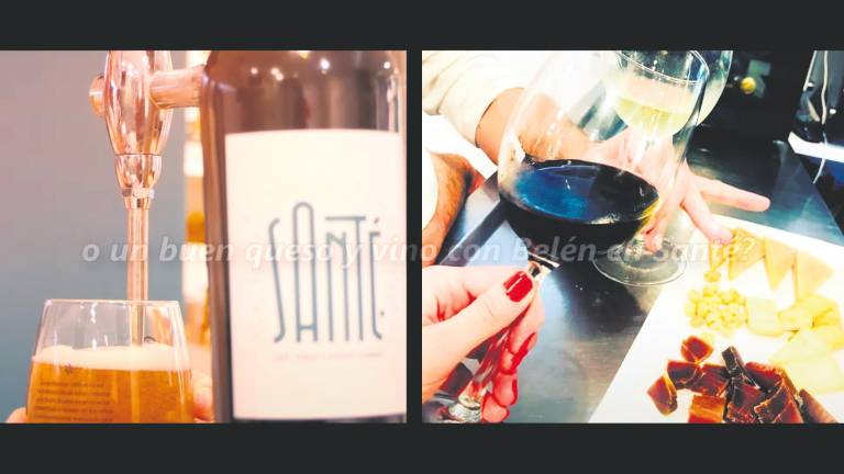 Un brindis por volver pronto a reír en la terraza de un bar Un brindis por volver pronto a reír en la terraza de un bar