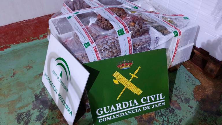 La Guardia Civil interviene una partida de almejas y calamares con la fecha de consumo preferente caducada La Guardia Civil interviene una partida de almejas y calamares con la fecha de consumo preferente caducada