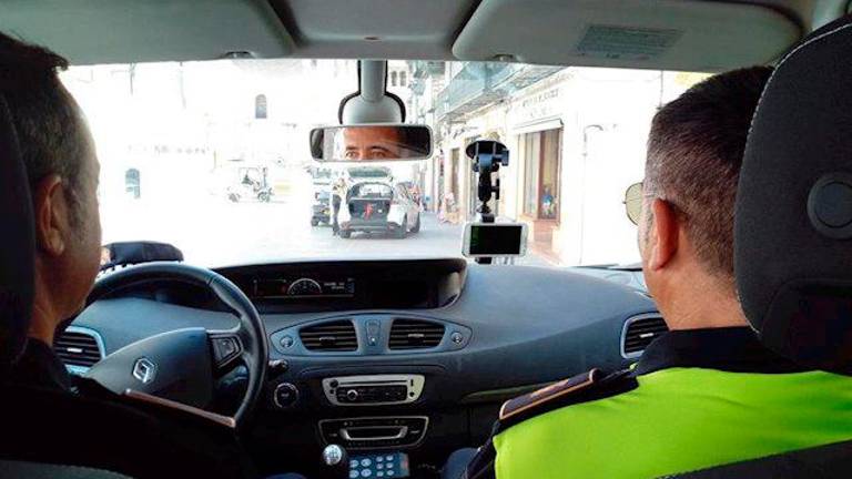 La Policía Local levanta tres actas por botellón y cinco por no usar la mascarilla La Policía Local levanta tres actas por botellón y cinco por no usar la mascarilla