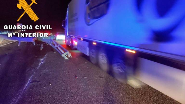 Intenta huir de un control de la Guardia Civil, pierde 360 kilos de hachís y acaba herido y detenido Intenta huir de un control de la Guardia Civil, pierde 360 kilos de hachís y acaba herido y detenido