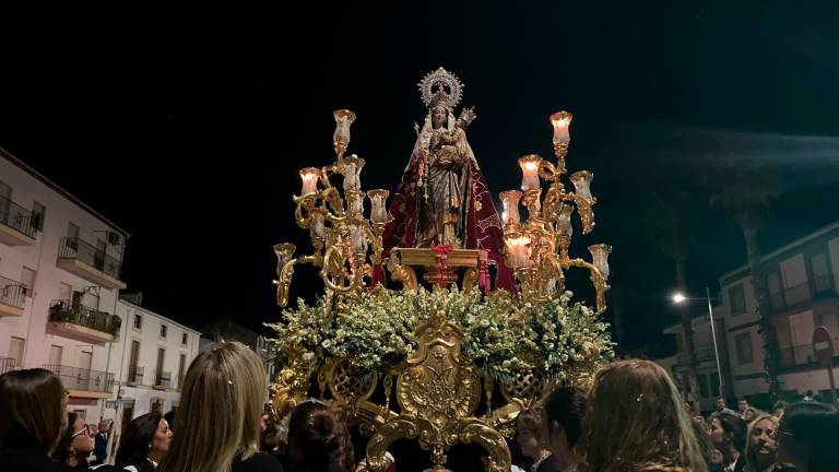 La Virgen del Alcázar reluce en una histórica procesión patrimonial en Baeza La Virgen del Alcázar reluce en una histórica procesión patrimonial en Baeza