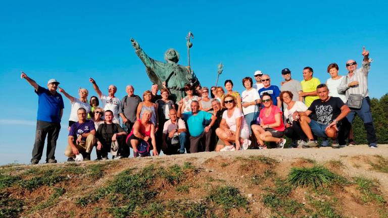 Alcalaínos dan un abrazo al apóstol Santiago Alcalaínos dan un abrazo al apóstol Santiago
