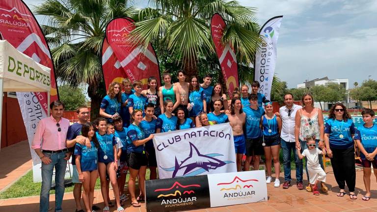 Más de cien nadadores se baten en la piscina local Más de cien nadadores se baten en la piscina local