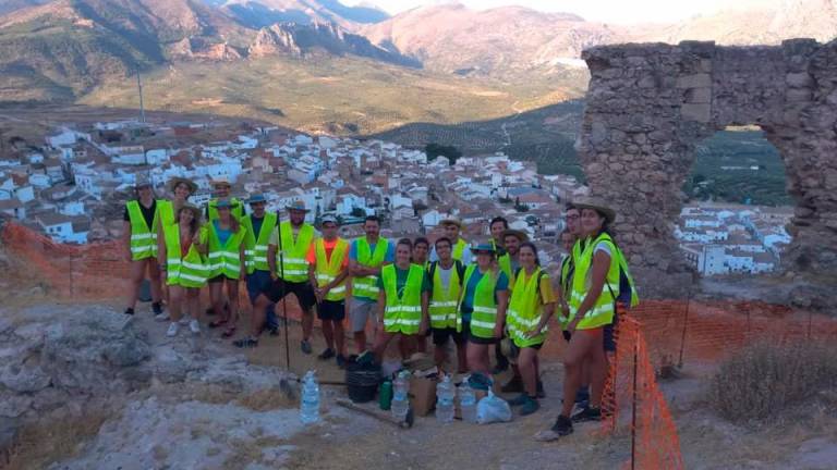 Decenas de jóvenes excavan en un aljibe del Castillo Nuevo de Bedmar