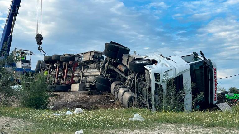Muere un hombre en un accidente en Torreperogil tras volcar su camión Muere un hombre en un accidente en Torreperogil tras volcar su camión