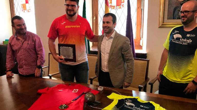 El alcalde destaca los éxitos del atleta Alberto González El alcalde destaca los éxitos del atleta Alberto González