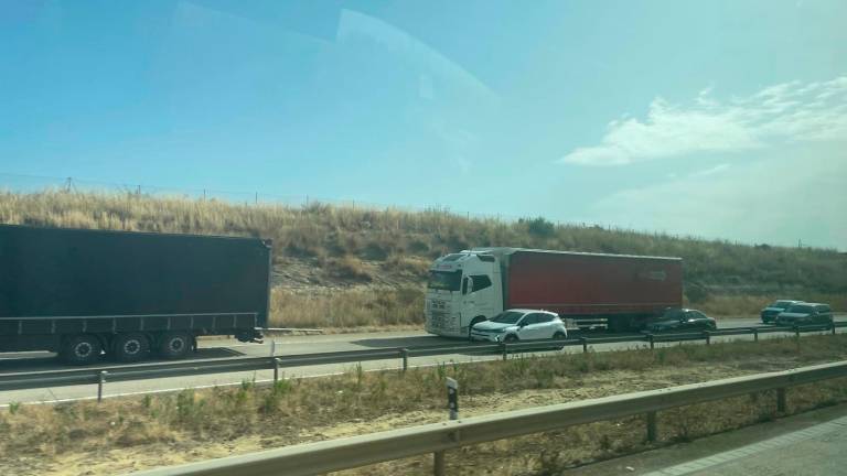 Grandes retenciones en la A-4, pese a su reapetura al tráfico, tras el vuelco de un camión en Guarromán Grandes retenciones en la A-4, pese a su reapetura al tráfico, tras el vuelco de un camión en Guarromán