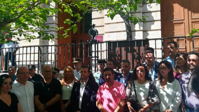 Minuto de silencio a las puertas del Ayuntamiento Minuto de silencio a las puertas del Ayuntamiento