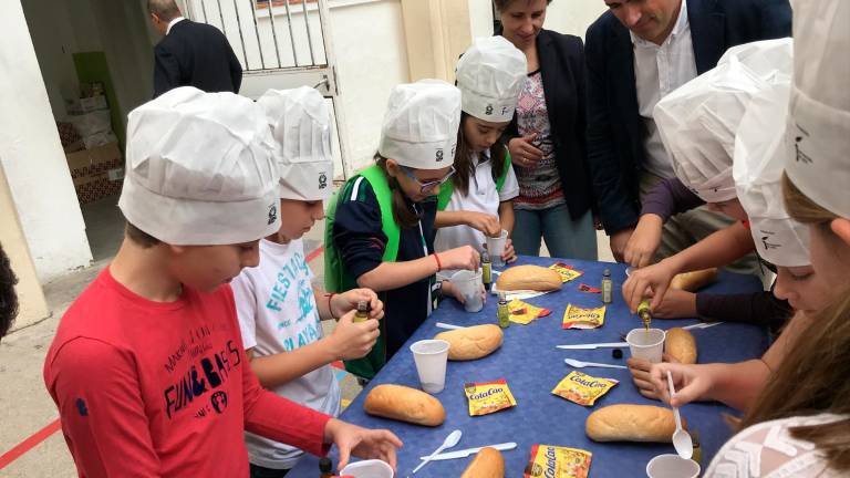 Escolares degustan el oro líquido Escolares degustan el oro líquido