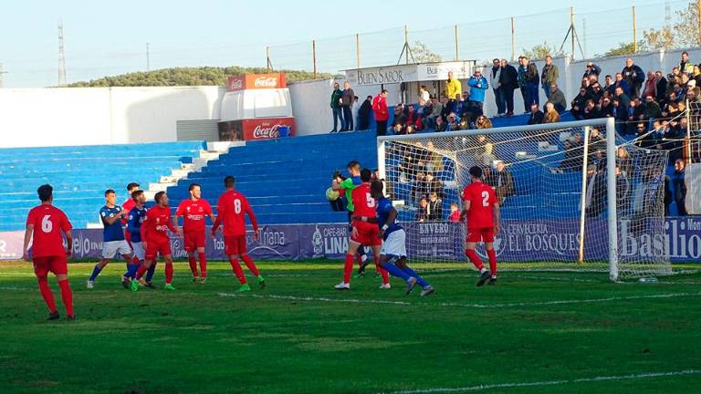 El Linares vence con su versión más pausada y controladora El Linares vence con su versión más pausada y controladora