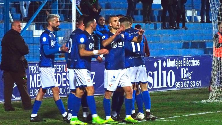Un hat-trick de Chendo hace campeón de invierno al Linares Un hat-trick de Chendo hace campeón de invierno al Linares