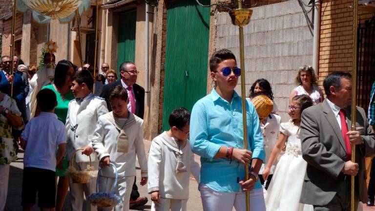Rostros repletos de emoción entre los jóvenes durante el Corpus Christi Rostros repletos de emoción entre los jóvenes durante el Corpus Christi