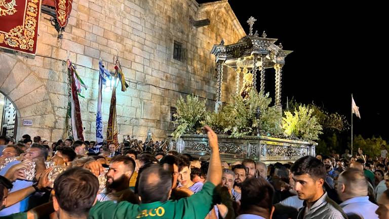 La Virgen de la Cabeza camina en un mar de fieles La Virgen de la Cabeza camina en un mar de fieles