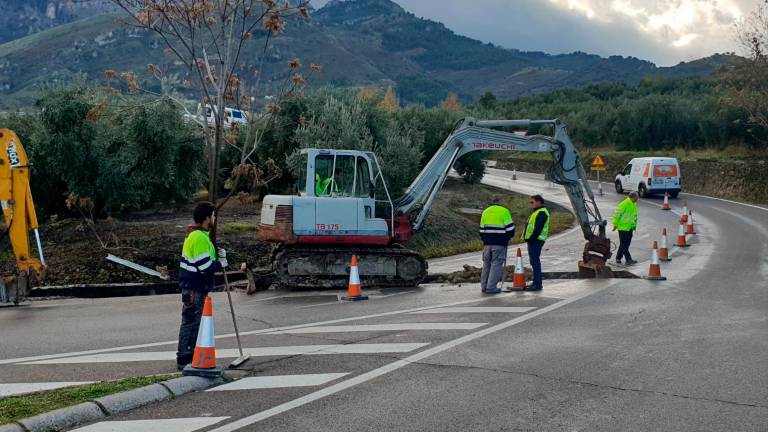 Fomento mejora el drenaje de la A-319 y la A-322 junto al Chare de Cazorla Fomento mejora el drenaje de la A-319 y la A-322 junto al Chare de Cazorla