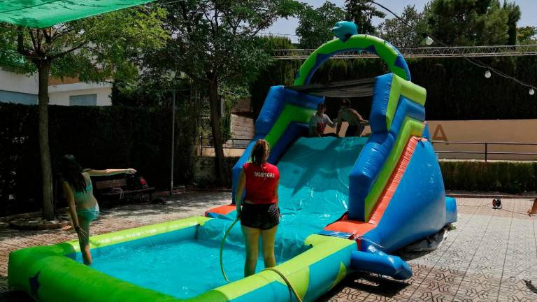 Unos vecinos unidos y en armonía Unos vecinos unidos y en armonía